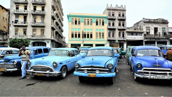 Cuban cars by REPORT / Shutterstock.com